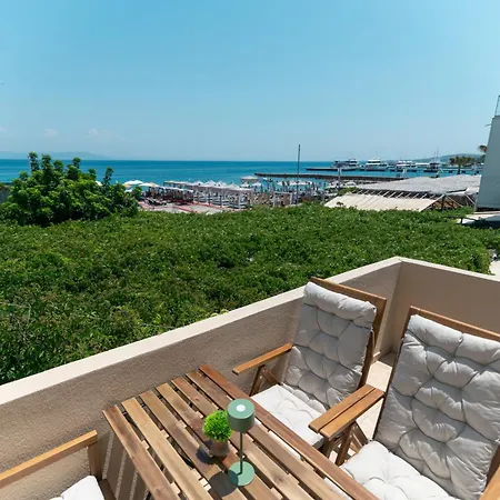 Nero Blu Beachfront, Sunrise & Sea Views Apartment *