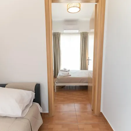 Nero Blu Beachfront, Sunrise & Sea Views Apartment *